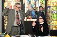 Um Himmels Willen – Ein Mafioso (Adam Venhaus) bedroht Schwester Hildegard (Andrea Sihler) und Stolpe (Markus Hering, li.).