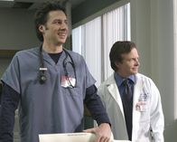 Scrubs - Die Anfänger – Dr. Kevin Casey (Michael J. Fox, r.) kommt als Gastprofessor ans Sacred Heart und J.D. (Zach Braff, l.) ist sofort schwer beeindruckt von ihm ...