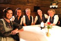 Hoagascht – Moderatorin Conny Bürgler (links) mit den Südtiroler Sängerinnen von De Cater auf der Stanglalm.