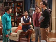 The Big Bang Theory – Als Sheldon (Jim Parsons, r.) dazu gezwungen wird, eine Klasse zu unterrichten, überrascht Howard (Simon Helberg, l.) seine Freunde Leonard (Johnny Galecki, 2.v.r) und Raj (Kunal Nayyar, 2.v.l.) damit, dass er als einziger den Kurs belegt. Probleme sind vorprogrammiert ...