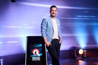 Quizmaster – Portrait von Andreas Moravec während ServusTVs "Quiz Master" im Quizmaster-Studio in Wien Liesing, Wien, Österreich am 15. Dezember 2023