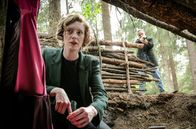 Tatort – Linda Selb (Luise Wolfram, links) entdeckt eine Erdhöhle im Wald. Was geschah hier? (Jasna Fritzi Bauer, rechts)