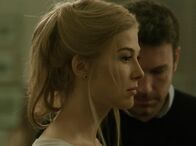 Gone Girl - Das perfekte Opfer – Nach außen hin scheinen Nick (Ben Affleck, r.) und Amy (Rosamund Pike, l.) eine perfekte Ehe zu führen. In Wirklichkeit hat Nick eine Affäre und Amy versucht alles, um ihrem Mann das Leben zur Hölle zu machen. Da verschwindet die junge Frau spurlos ...