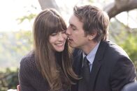Das Muttersöhnchen – Noah (Dax Shepard, r.) verliert seinen Job, seine Frau Clare (Liv Tyler, l.) will endlich ein Kind und hat gerade ihre fruchtbaren Tage und Noahs Mutter Marilyn verdächtigt ihren Gatten der Untreue - woraufhin sie kurzerhand bei Noah und Clare einzieht. Das Chaos ist vorprogrammiert ...