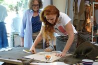 Heimatleuchten – Magdalena Melitta Rosner (r.) stellt in Handarbeit Hirschleder-Dirndl her.