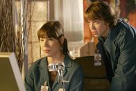 Bones - Die Knochenjägerin – Auch Angela (Michaela Conlin) und Zack (Eric Millegan) legen im Fall eines zum Tode verurteilten Mannes eine Wochenendschicht ein. Und sie finden tatsächlich heraus, dass bei der Morduntersuchung einigen Indizien keine Beachtung geschenkt wurde... Die Verwendung des sendungsbezogenen Materials ist nur mit dem Hinweis und Verlinkung auf TVNOW gestattet.