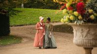 Sanditon – Charlotte Heywood (Rose Williams, l.) und Georgiana Lambe (Crystal Clarke, r.)