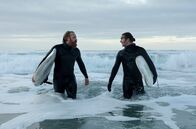 Twin – Eric (Kristofer Hivju, li.) ist das Vorbild seines Surfschülers Lukas (Marlon Valdés Langeland).