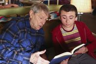 The Middle – Big Mike (John Cullum, l.); Brick (Atticus Shaffer, r.)