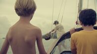 Mord im Hippie-Paradies – Völlig verängstigt müssen Vince und sein Bruder Russell mitansehen, wie ihr Vater das junge Paar an Maschinenteile fesselt und über Bord wirft.