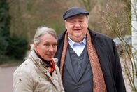 Der Dicke – Gregor Ehrenberg (Dieter Pfaff, r.) hat den Fall Brigitte Weigand (Heidi Ecks, l.) übernommen. Er will die Unschuld von Frau Weigand beweisen, die wegen Mordes an ihrem Ehemann eine Haftstrafe verbüßt hat.