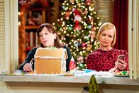 Mom – (v.li.): Beth Hall (Wendy), Jaime Pressly (Jill).