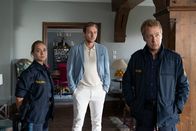 Die Rosenheim-Cops – Polizeihauptmeister Mohr (Max Müller, r.) und seine Kollegin Pia Arnbruck (Katharina Plank, l.) wollen von Thomas Lob (Matthias Zera, M.) wissen, warum sämtliche Gemälde aus dem Haus seines verstorbenen Vaters entfernt wurden.