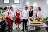 Sturm der Liebe – Kilian (Anthony Paul) teilt seiner Crew mit, dass das Restaurant die zwei Sterne behalten darf.