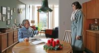 Winterwalzer – Hanne (Nina Kunzendorf) möcht Albert (Ulrich Matthes) etwas Wichtiges mitteilen.