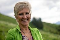 Bergwelten – Maria Kerber posiert für ein Foto