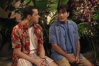 Two and a Half Men – Alan (Jon Cryer, l.) spielt sich nun als Herr im Haus auf - und wird von Chelsea und Melissa kurzerhand rausgeworfen. Er sucht Zuflucht in Charlies (Charlie Sheen, r.) Hotelzimmer ...