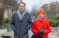 In aller Freundschaft – Kathrin Globisch (Andrea Kathrin Loewig) und Martin Stein (Bernhard Bettermann) reden über Roland. Dieser hat seinem besten Freund Achim, der in Kapstadt lebt, nicht erzählt, dass er in den Kopf geschossen wurde und nun erblindet ist. Achim nimmt das Roland ziemlich übel.