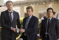 The Mentalist – Arbeiten an einem neuen Mordfall: Patrick Jane (Simon Baker, M.), Kimball Cho (Tim Kang, r.) und Wayne Rigsby (Owain Yeoman, l.)