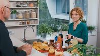 Die Ernährungs-Docs – Macht vieles falsch: Auf dem Hausboot lernt Dirk W. von Viola Andresen, was er essen soll – und warum für ihn auch der eigentliche gesunde Grapefruit-Saft nicht gut ist.