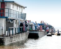 Expeditionen: Mythos Kongo – Auf dem Kongo bringen Lastkähne Menschen aller Kulturen und Religionen flussauf- und –abwärts.