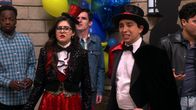 Warped! – Vorne: Darby (Ariana Molkara), Arnold the Magnificent (Josh Reiter, r.)