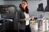 Die Rosenheim-Cops – Pathologin Mai (Sina Wilke) untersucht neben den Spuren am Tatort auch die dort zubereiteten Speisen.
