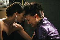 Vox Lux – Eleanor (Stacy Martin, l.); Celste (Natalie Portman, r.)