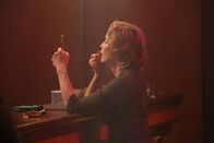 American Horror Story – Jahr 1964: In einer Bar spült Jude (Jessica Lange) ihren Kummer mit Alkohol hinunter ...