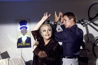 Die Rosenheim-Cops – Kommissar Ulrich Satori (Markus Böker) versteht sich mehr als nur prächtig mit der Tante (Barbara Schöne) seines Kollegen, was er nur zu gerne demonstrativ zur Schau stellt.