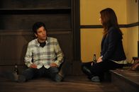 How I Met Your Mother – Während Marshall nach Minnesota fährt, um sich bei seiner Familie zu verabschieden, bevor er nach Rom zieht, zeigt Ted (Josh Radnor, l.) Lily (Alyson Hannigan, r.) sein Haus ...
