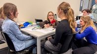 Team-Challenge – Lena holt sich letzte Tipps von den Schülerinnen und Schülern.