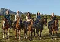 Winnetous Weiber – Von links nach rechts: Elisabeth zu Hallbach Süren (Maren Kroymann), Simone Lehmann (Teresa Weißbach), Maren Bogner (Nina Kronjäger), Nora Bogner (Josephin Busch) und Gabriele Hochmann (Floriane Daniel) haben sich in die Sättel geschwungen.