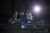 Schloss Einstein – Pawel (Noel Okwanga) im siebten Himmel: Kino-Date mit Cäcilia (Carlotta Weide). Sie freut sich über Popcorn, Eis, Getränke...