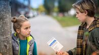 Die Pfefferkörner – Clarissa und Jonny finden eine Medikamentenpackung auf der Straße.
