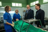 Der Alte – Bei ihrem aktuellen Fall bekommt Dr. Franziska Sommerfeld (Christina Rainer, M.) zu Richard Voss' (Jan-Gregor Kremp, 2.v.r.) und Tom Kupfers (Ludwig Blochberger, r.) Überraschung Unterstützung von einer jungen Kollegin Rebecca Jacobi (Liliane Amuat, l.).