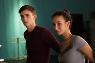 Find me in Paris – Nico (Jake Swift, li.) und Ines (Eubha Akilade, re.) mögen einander nicht. Ines hat den Verdacht, dass Nico etwas zu verbergen hat und Nico befürchtet, dass Ines hinter sein Geheimnis kommen könnte.
