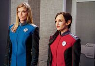The Orville – Commander Kelly Grayson (Adrianne Palicki, l.); Lieutenant Talla Keyali (Jessica Szohr, r.)