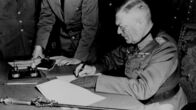 Der Zweite Weltkrieg – Generalfeldmarschall Keitel unterschreibt die Kapitulation. In Europa ist der Krieg am 8. Mai 1945 beendet.
