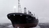 In Seenot – Der 181 Meter lange Massengutfrachter MV Flare war am 16. Januar 1998 im Nordatlantik unterwegs, als das Schiff in stürmischem Wetter in zwei Teile zerbrach und unterging.
