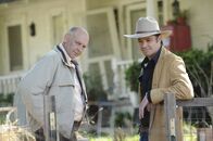Justified – Die Crowders sorgen mal wieder für jede Menge Ärger: Chief Deputy Art Mullen (Nick Searcy, l.) und Raylan (Timothy Olyphant, r.) wollen den Schurken das Handwerk legen ...