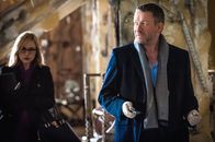 Elementary – Holmes' früherer Scotland Yard-Kollege Gareth Lestrade (Sean Pertwee, r.) bringt zu den gemeinsamen Ermittlungen mit Holmes und Watson seine Assistentin (Sarah Goldberg, l.) mit. Spannungen im Team sind vorprogrammiert ...