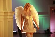 Castle – Will ihrem Vater bei den Ermittlungen auf einem College Campus im verführerischen Engelskostüm weiterhelfen: Alexis Castle (Molly C. Quinn) ...