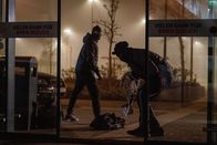 Aktenzeichen XY ... ungelöst – Mehrere Täter machen sich nachts in einem Einkaufszentrum zu schaffen. Kurz darauf erschüttert eine heftige Explosion das Gebäude.