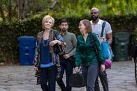 Hacks – Deborah (Jean Smart, l.) lädt Ava (Hannah Einbinder, 2.v.r.), Marcus (Carl Clemons-Hopkins, r.) und Damien (Mark Indelicato, 2.v.l.) in ihre luxuriöse Zweitvilla in Los Angeles ein – der perfekte Ort, um ihr mit Spannung erwartetes Stand-up-Special zu planen. Doch zwischen Palmen und Pool brodelt es bald nicht nur kreativ.