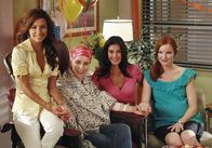 Desperate Housewives – Lynette (Felicity Huffman, 2.v.l.) möchte eine fröhlichere Stimmung während der Chemotherapie und bittet ihre Freundinnen Gabrielle (Eva Longoria, l.), Susan (Teri Hatcher, 2.v.r.) und Bree (Marcia Cross, r.), sie zu begleiten ...