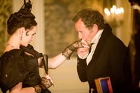 Klein Dorrit – L-R: Fanny Dorrit (Emma Pierson) und Mr. Merdle (Anton Lesser)