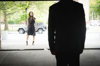 Elementary – Sherlock (Jonny Lee Miller, vorne) und Watson (Lucy Liu, hinten) unter Druck: Gang-Anführer El Halcoln stellt sie vor ein Ultimatum: Sie haben nur zwei Tage Zeit, um Torres Mörder zu finden, sonst greift El Halcoln zu drastischeren Maßnahmen ...