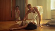 Blutige Anfänger – Sakine (Selin Kavak, M.) ist während einer Yogasession zusammengebrochen. Julia (Esther Schweins, r.) versucht, ihr zu helfen.