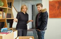 In aller Freundschaft – Kris Haas (Jascha Rust) will sehen wie seine Mutter Sylvia (Nina Weniger) die Trennung von ihrem Mann meistert. Sie packt gerade seine Sachen und Kris ist erstaunt, wie souverän seine Mutter mit der Situation umgeht.